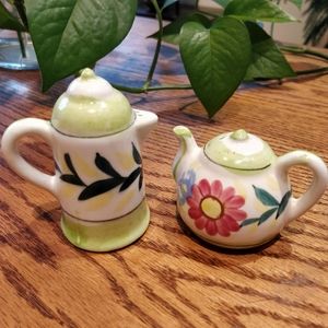 Cute teapot salt and pepper shakers